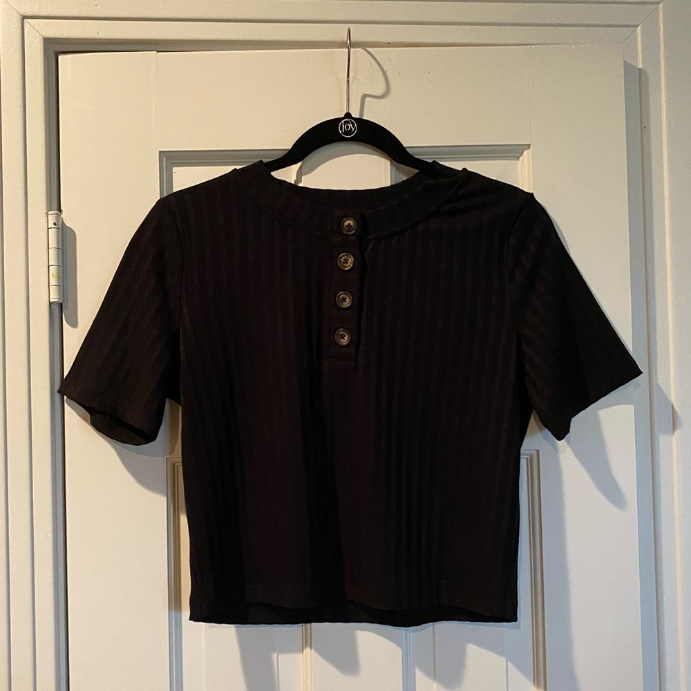 NWT black button detail crop top